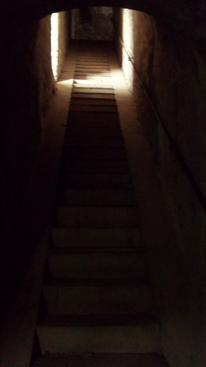 photographie d'un escalier dans un tunnel, avec puit de lumière
