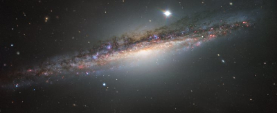 La galaxie NGC 1055 photographiée par la tranche