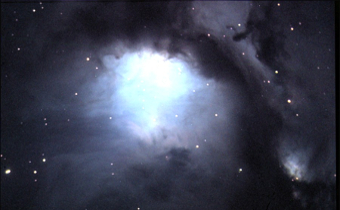 La nébuleuse par réflexion avec un amas ouvert NGC 2068
