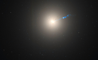 La galaxie elliptique radiogalaxie Virgo A ou NGC 4486