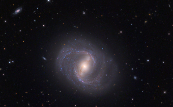 La galaxie spirale barrée NGC 4548