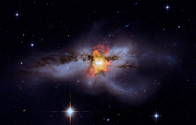 Deux trous noirs fusionnent dans NGC 6240